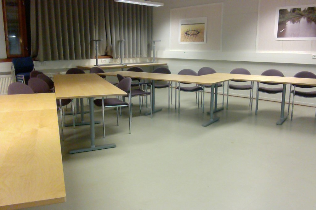 Trying to arrange chairs in order to achieve functionality